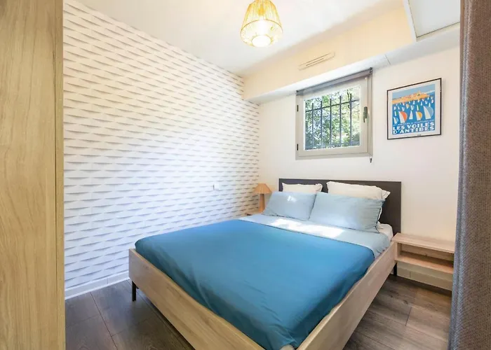 Апартаменти Salvy 2 Bedrooms Near The 300 Meters *