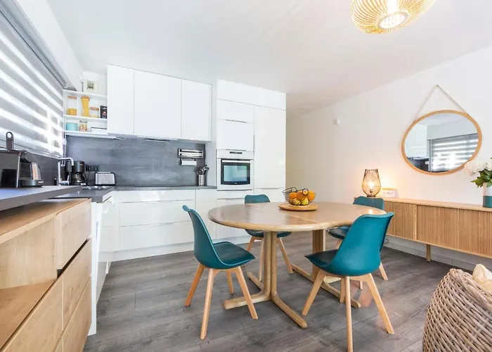 Апартаменти Salvy 2 Bedrooms Near The 300 Meters *