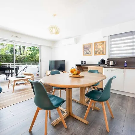 Salvy 2 Bedrooms Near The 300 Meters Lägenhet *