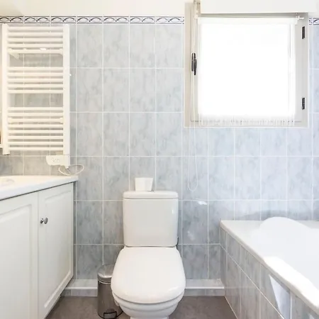 Salvy 2 Bedrooms Near The 300 Meters Lägenhet *